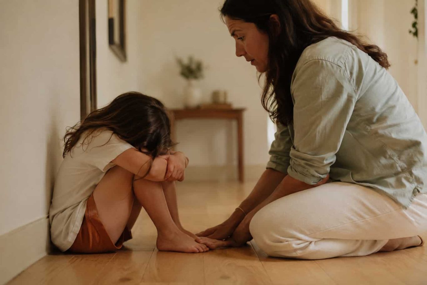 Kind sitzt aufgewühlt auf dem Boden – Wutausbruch wegen Kleinigkeiten bei Grundschulkind Kind sitzt aufgewühlt auf dem Boden – Wutausbruch wegen Kleinigkeiten bei Grundschulkind