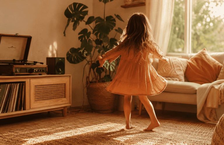 Musik für Kinder Kind bewegt sich zu Musik – Körpergefühl und Ruhe im Alltag