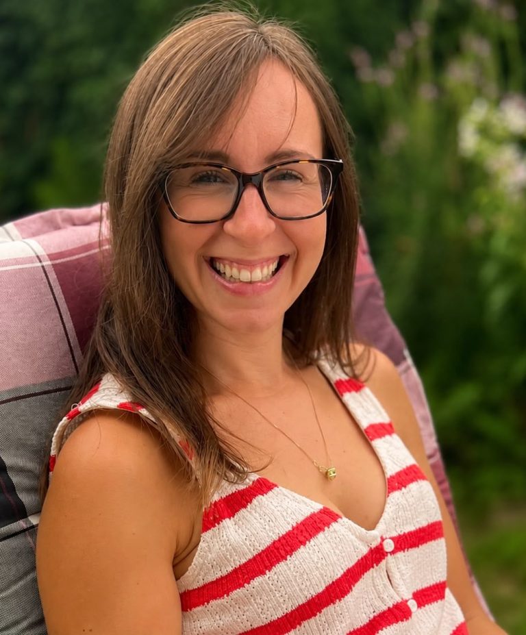 Vanessa Färber, Gründerin von Bärenschmausi, mit Kind – Entdeckerwelt für Familien mit Kindern 5–8. Vanessa Färber, Gründerin von Bärenschmausi, mit Kind – Entdeckerwelt für Familien mit Kindern 5–8.