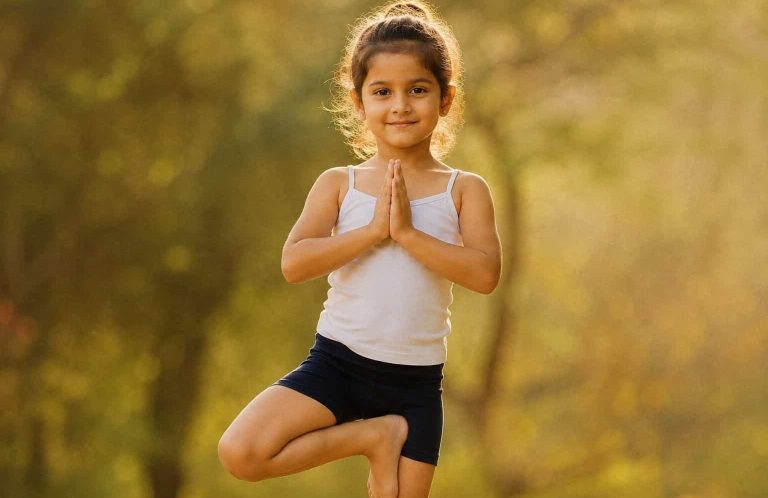 Kinderyoga nach der Schule Kind macht eine ruhige Yoga-Übung nach der Schule