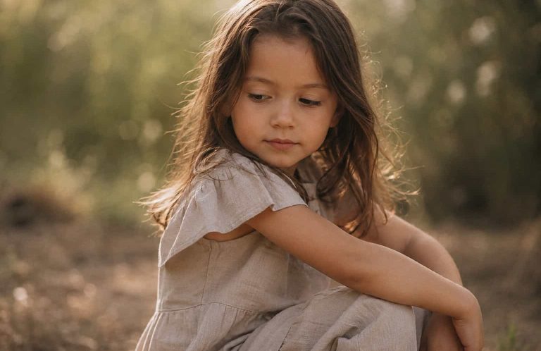 Kind enttäuscht nach Ostern Enttäuschtes Kind nach Ostern – Gefühle nach Familienfesten begleiten