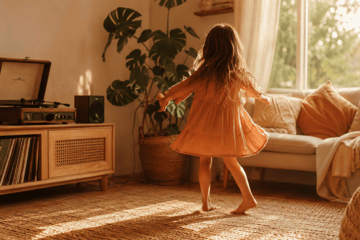 Musik für Kinder Kind bewegt sich zu Musik – Musik für Kinder stärkt das Körpergefühl