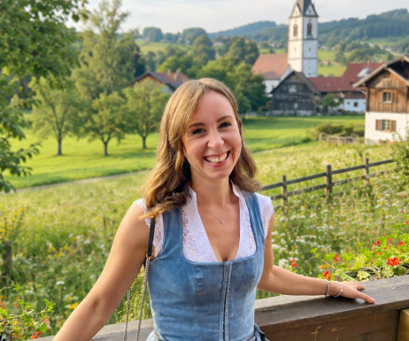 Vanessa Färber – Autorin von Bärenschmausi Porträt von Vanessa Färber, Gründerin von Bärenschmausi und Autorin des Familienblogs.