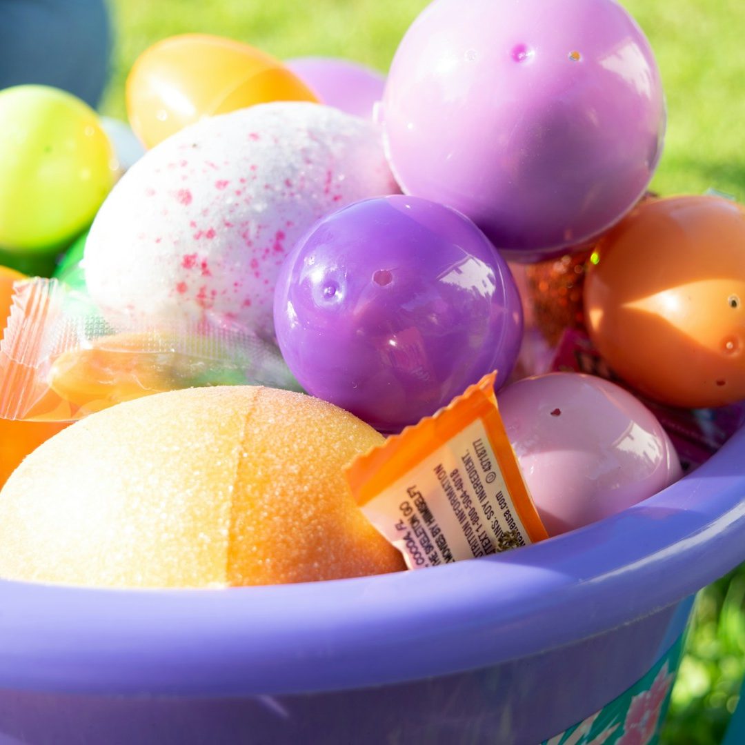 Bunte Ostereier im Korb – Erwartungen von Kindern an Ostern Bunte Ostereier im Korb – Erwartungen von Kindern an Ostern