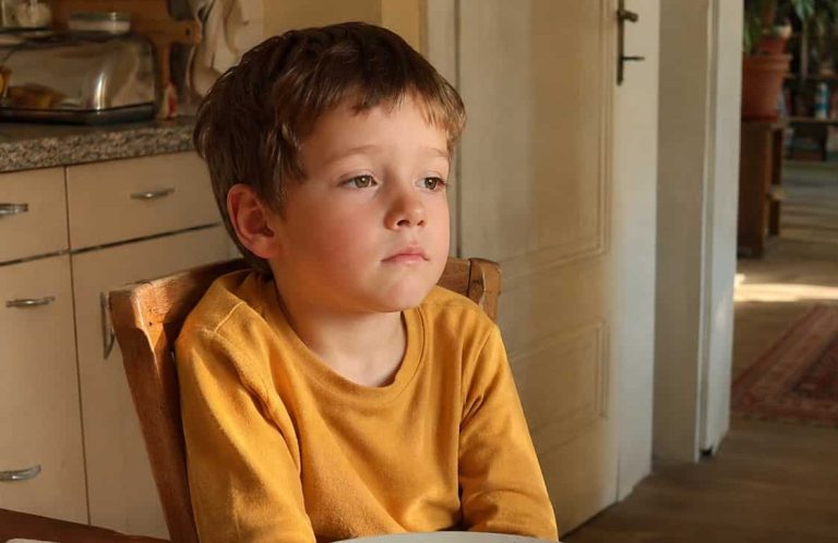 Kind sitzt am Küchentisch mit angespannten Schultern – die leisen Körpersignale vor einem Wutausbruch erkennen