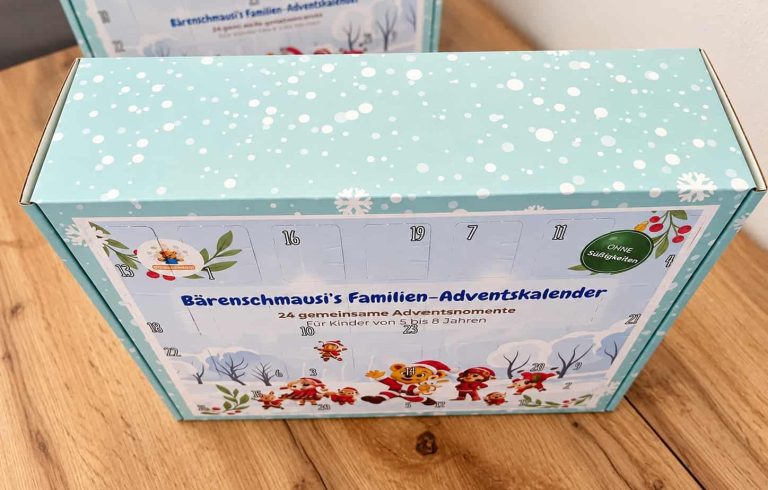 Bärenschmausis Familien Adventskalender mit 24 gemeinsamen Adventsmomenten für Familien mit Kindern von 5 bis 8 Jahren.